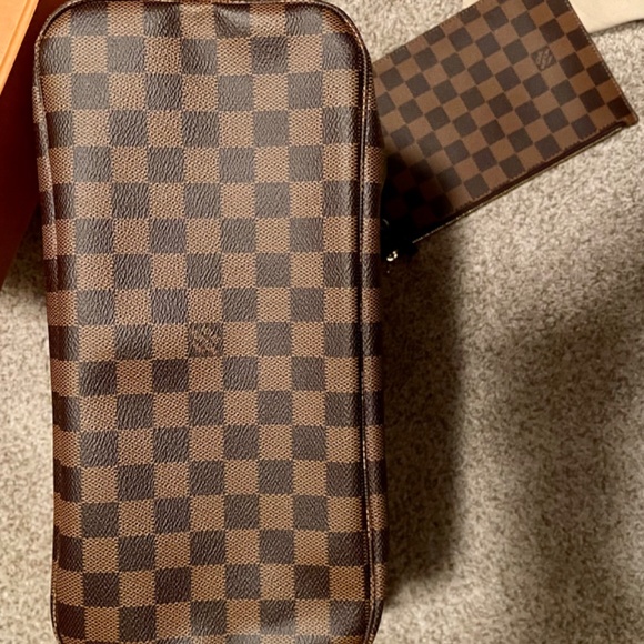 Louis Vuitton - Picture 3 of 3